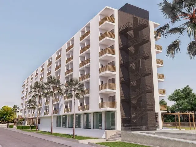 Un gran edificio blanco con balcones y escaleras.