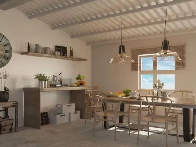 Un comedor con una mesa y sillas y un reloj en la pared.