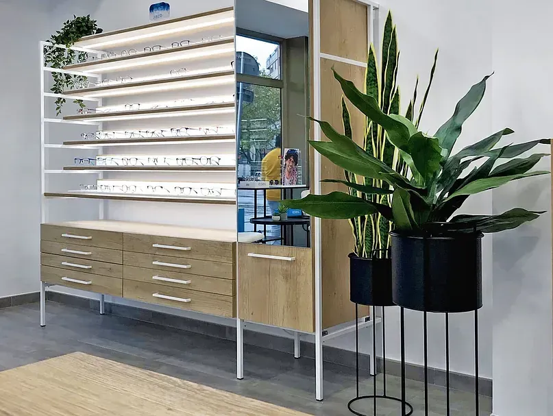 Hay una planta en el medio de la habitación.