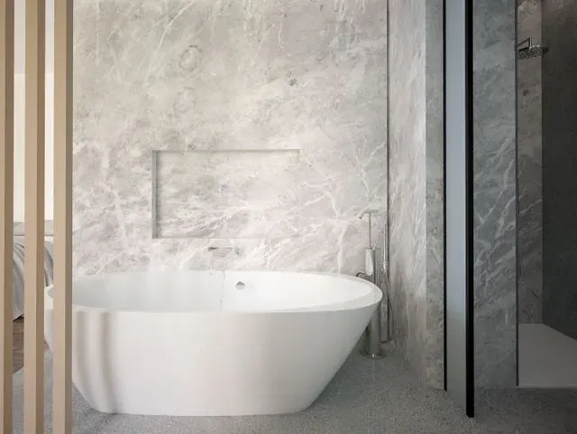 Un baño con bañera y ducha.