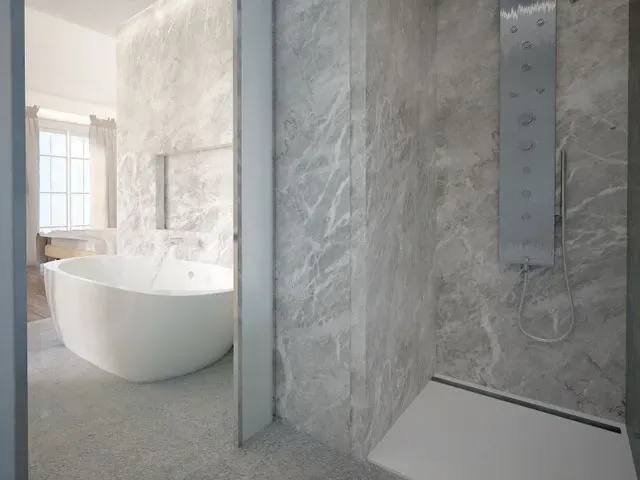 Un baño con bañera y ducha.