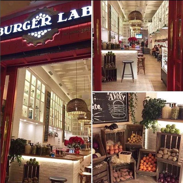 Un collage de fotos de un restaurante llamado Burger Lab.