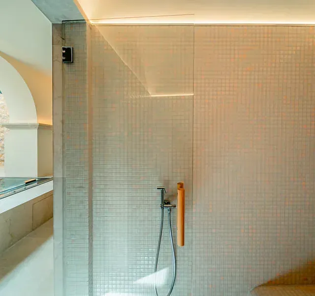 Un baño con ducha a ras de suelo y bañera.