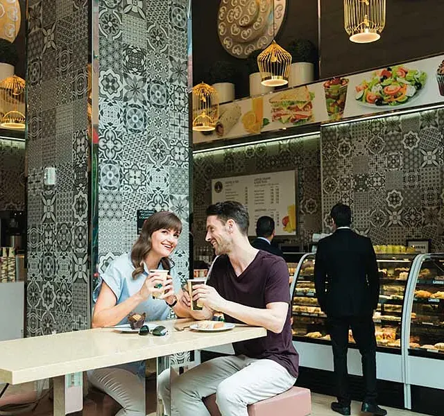 Un hombre y una mujer están sentados en una mesa en un restaurante.