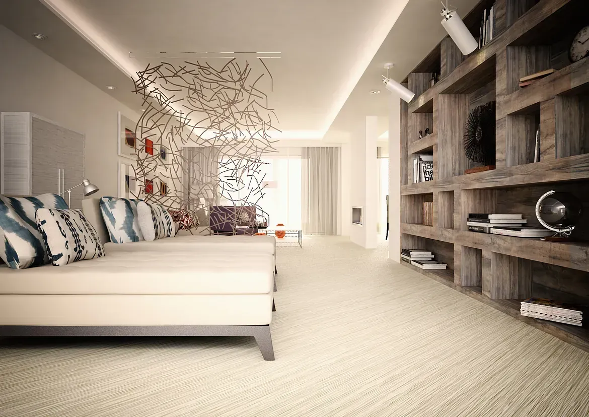 Una sala de estar con un sofá y una estantería.