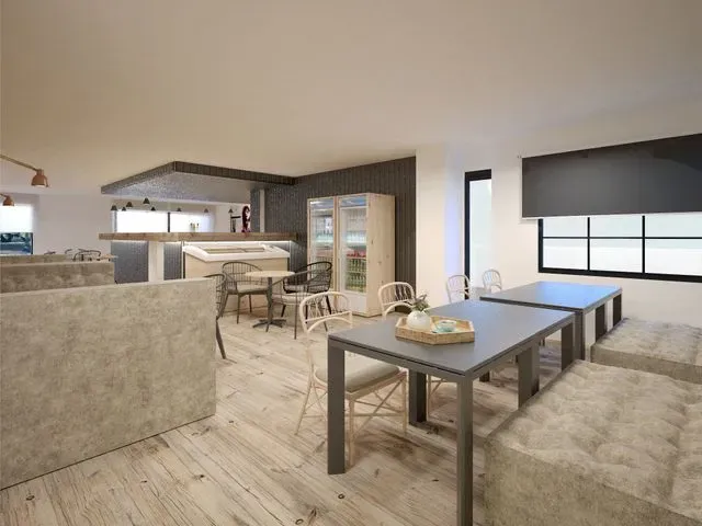 Una sala de estar con mesas y sillas y un refrigerador.