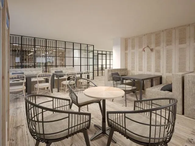 Una habitación con mesas y sillas.