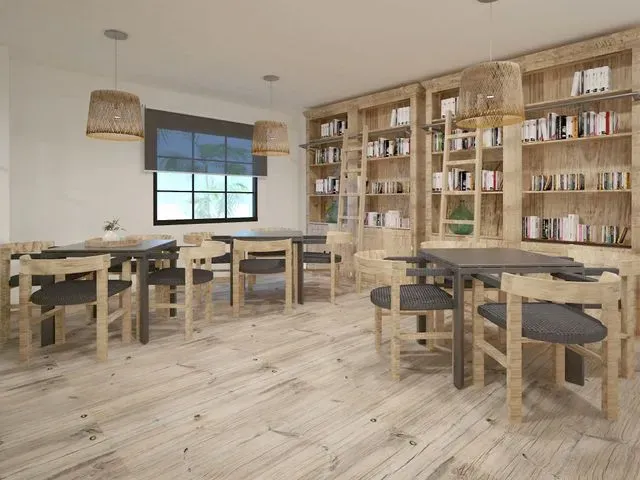 Una habitación con mesas y sillas de madera y estanterías.