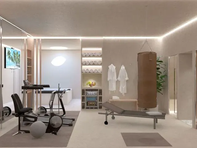 Un gimnasio con un saco de boxeo colgando del techo.