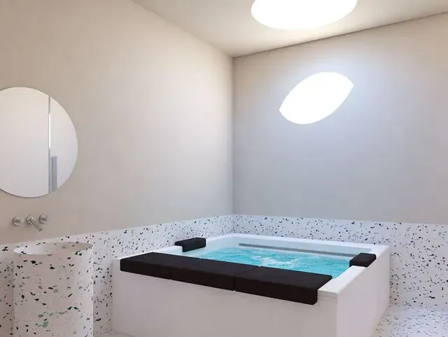 Un baño con bañera de hidromasaje y espejo.