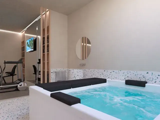 Hay un jacuzzi en el medio de la habitación.