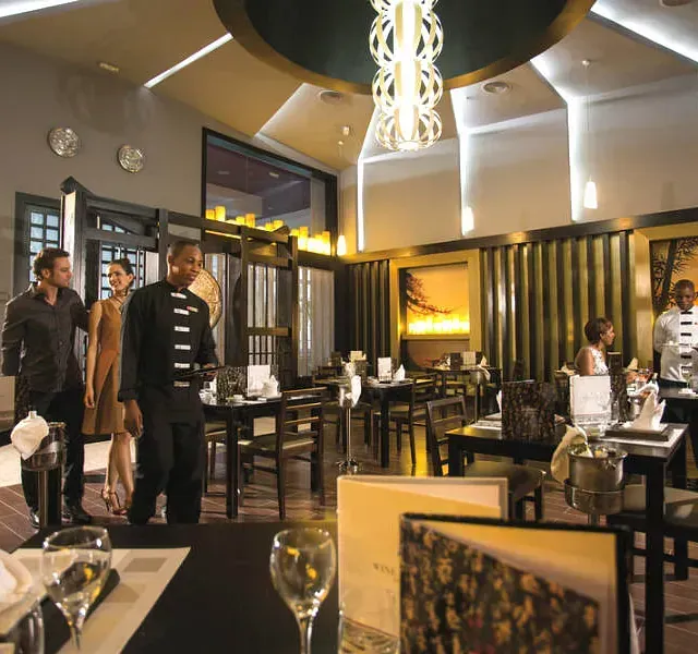 Un hombre con uniforme de chef se encuentra en un restaurante.