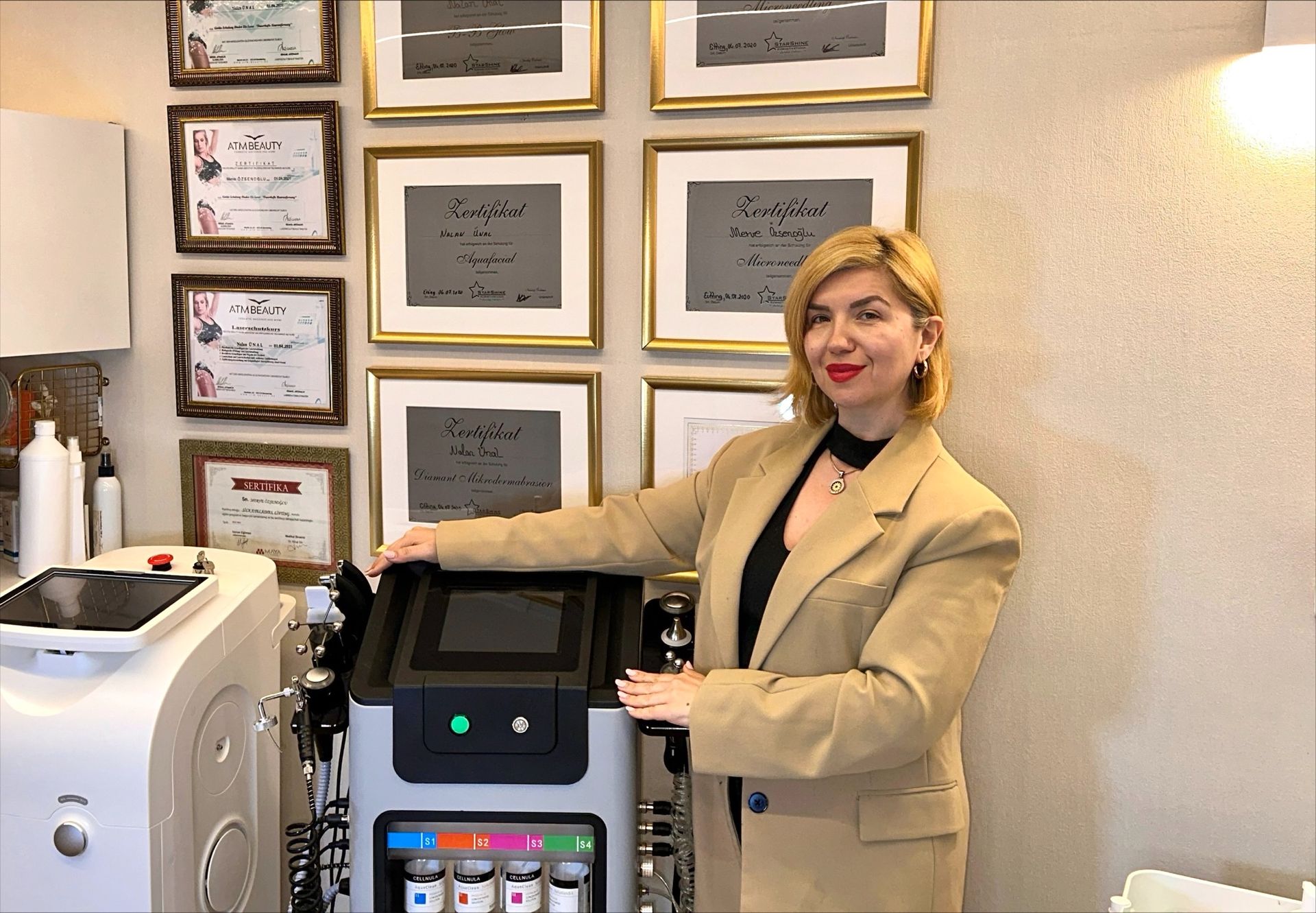 Eine Frau steht in einem Raum vor einer Maschine.