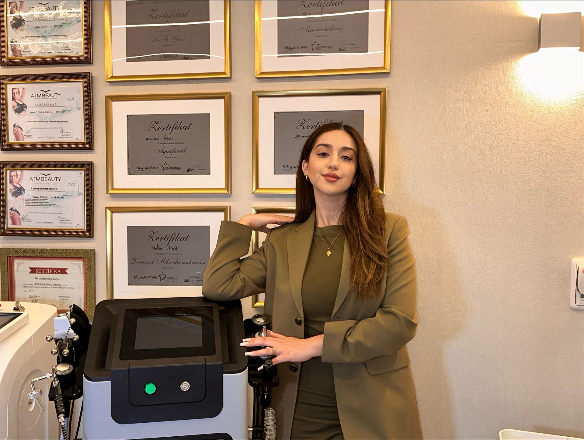 Eine Frau steht in einem Raum vor einer Maschine.