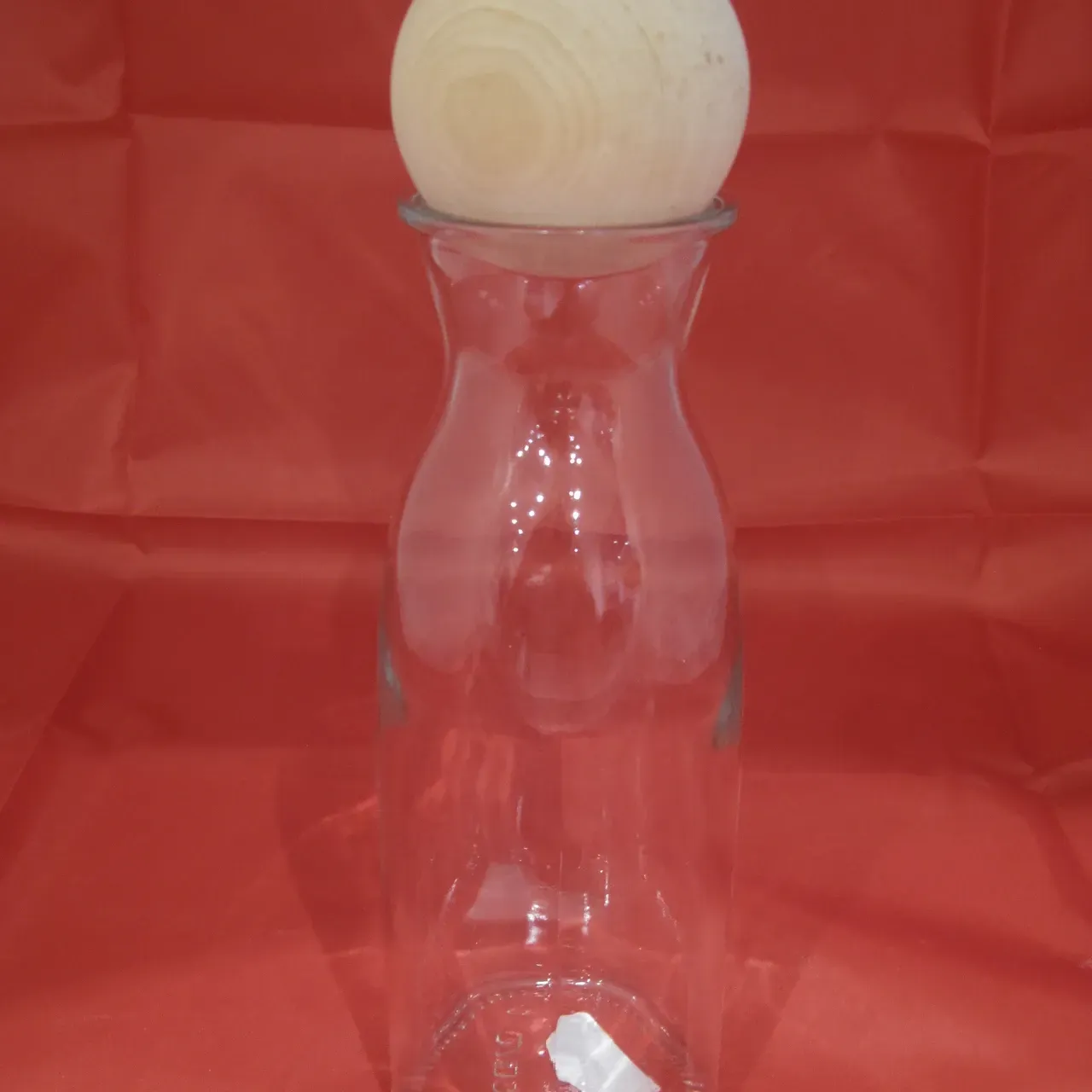 Glasflasche, die von Schreinerei und Drechslerei Steffen Moshammer gefertigt wurde