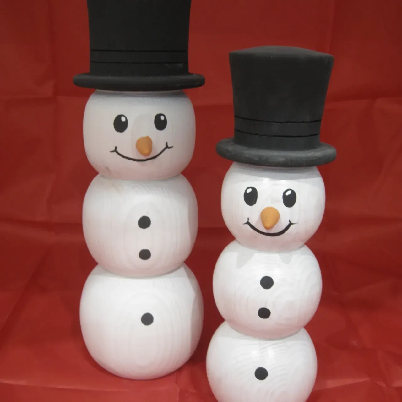 Schneemänner, die von Schreinerei und Drechslerei Steffen Moshammer gefertigt wurden