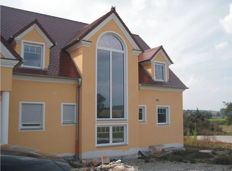 Haus mit Fenstern und Türen, die von Schreinerei und Drechslerei Steffen Moshammer gefertigt wurden