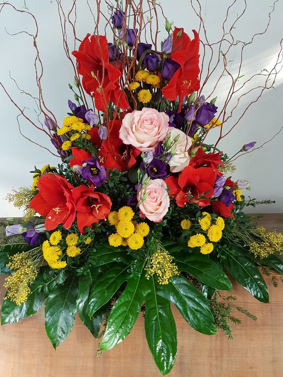 Bukett aus pinken, roten und gelben Blumen