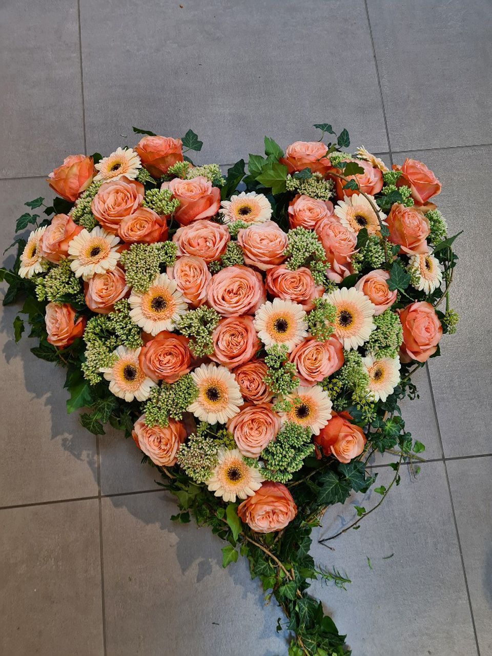 Herz aus pinken Rosen