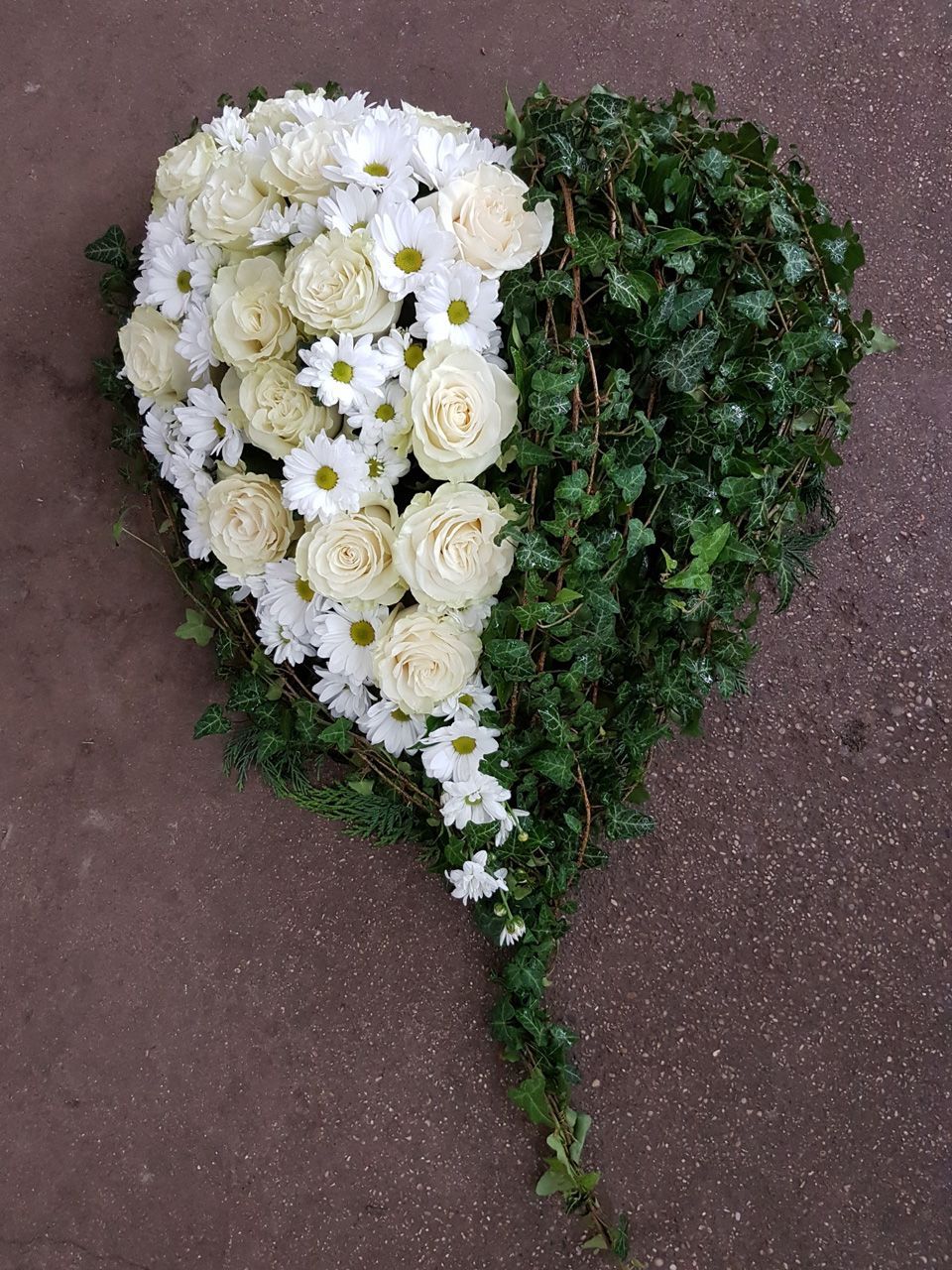 Herz aus weißen Rosen