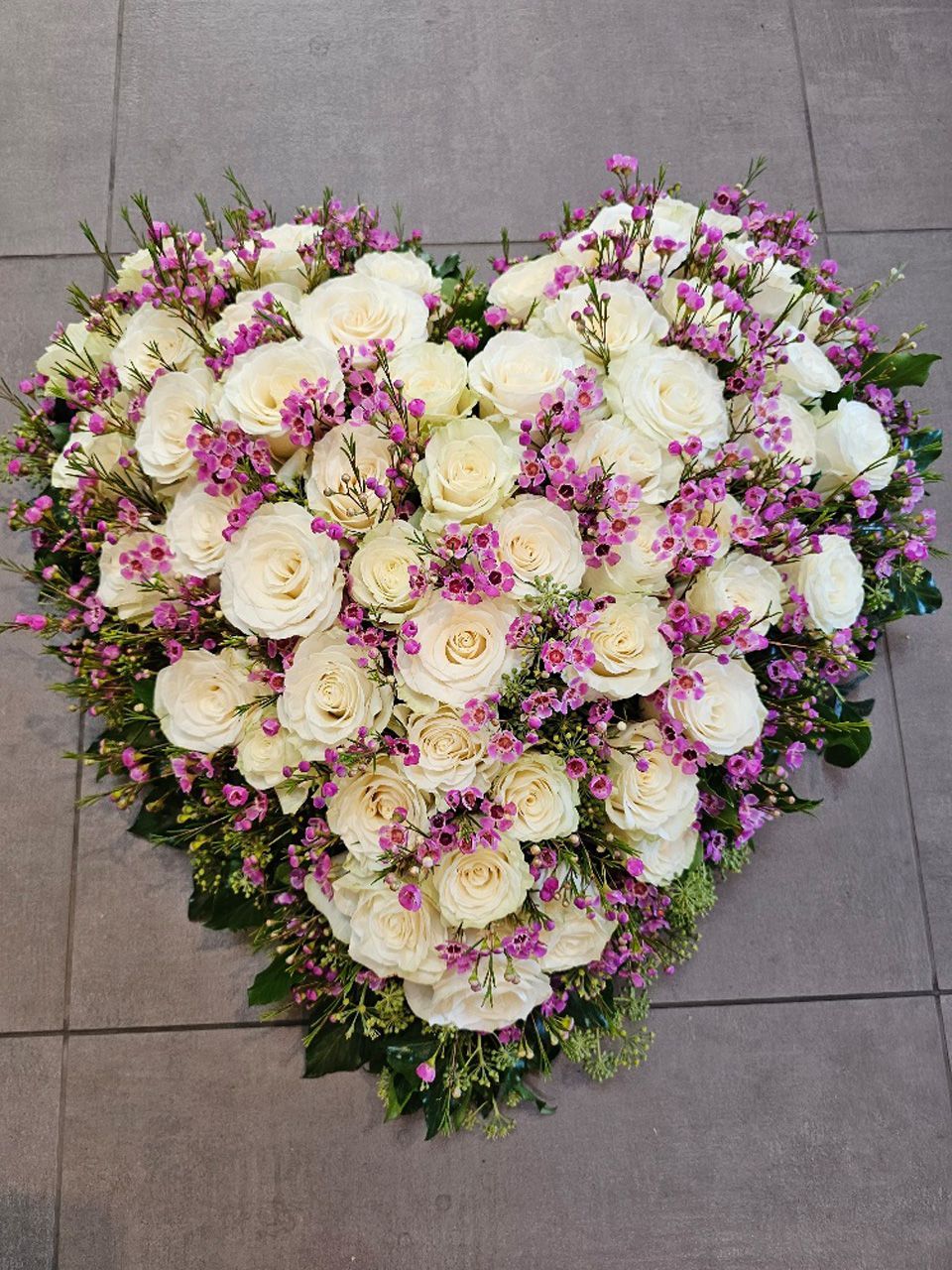 Herz aus Rosen weiße Blumen