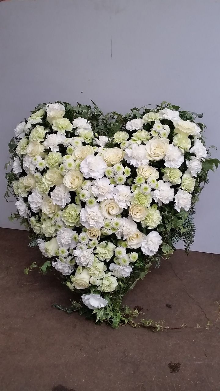 Herz aus Rosen weiße Blumen