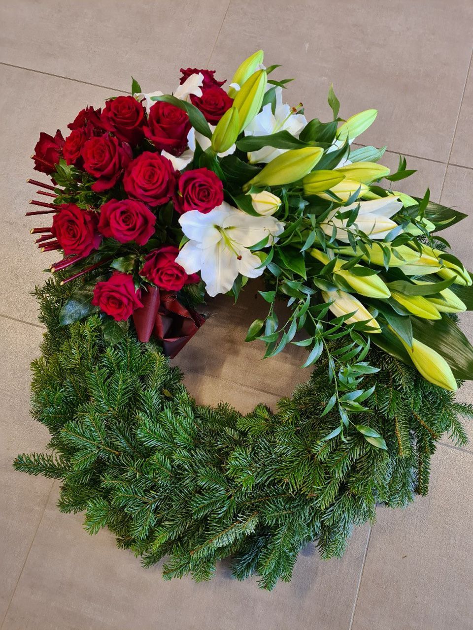 Blumenkranz aus roten Rosen