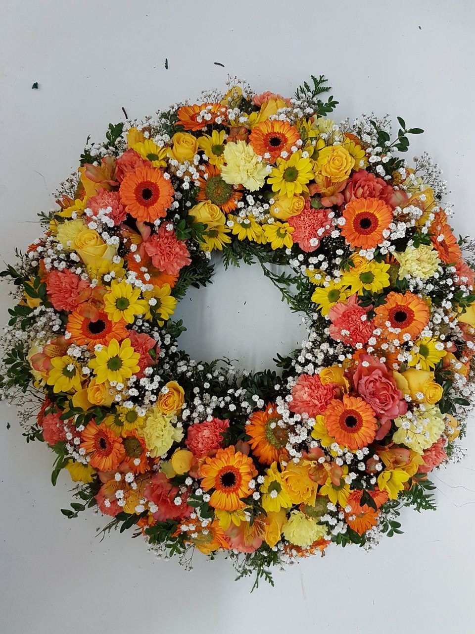 Blumenkranz aus gelben und orangefarbene Blumen