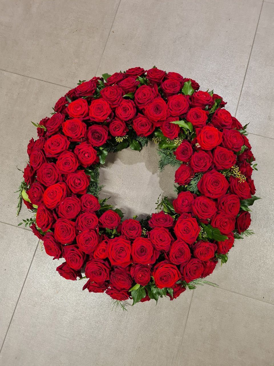 Blumenkranz aus roten Rosen