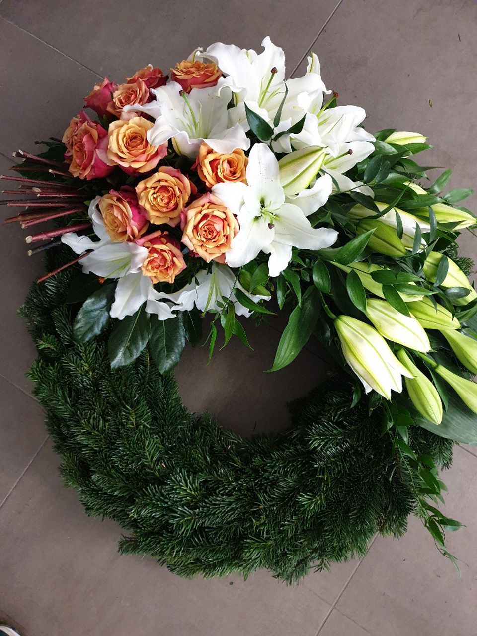 Blumenkranz aus weißen Blumen