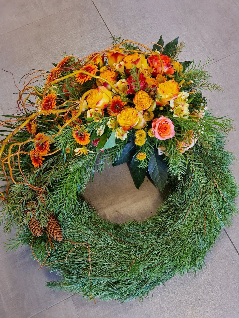 Blumenkranz aus gelben und orangefarbene Blumen