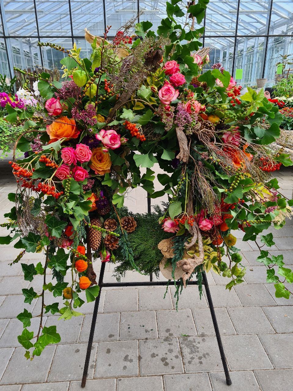 Blumenkranz aus pinken und orangefarbene Blumen