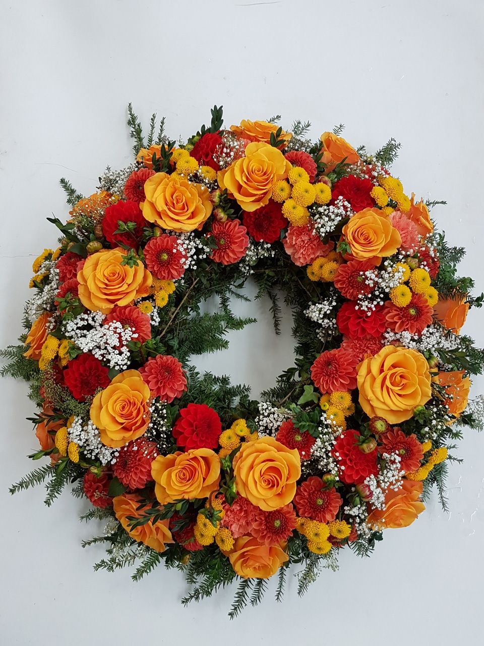 Blumenkranz mit gelben und orangefarbene Blumen