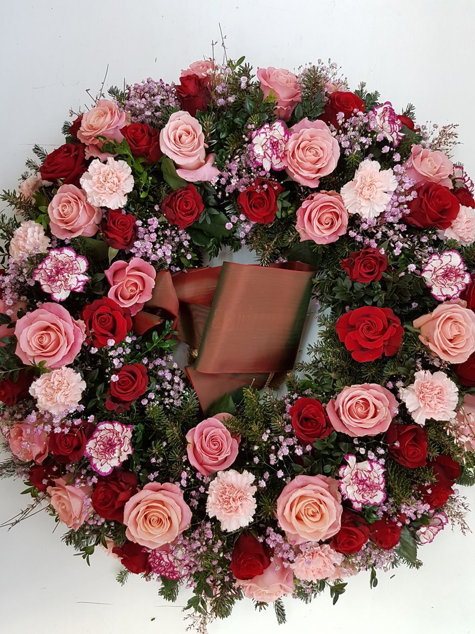 Blumenkranz roten und pinke Rosen