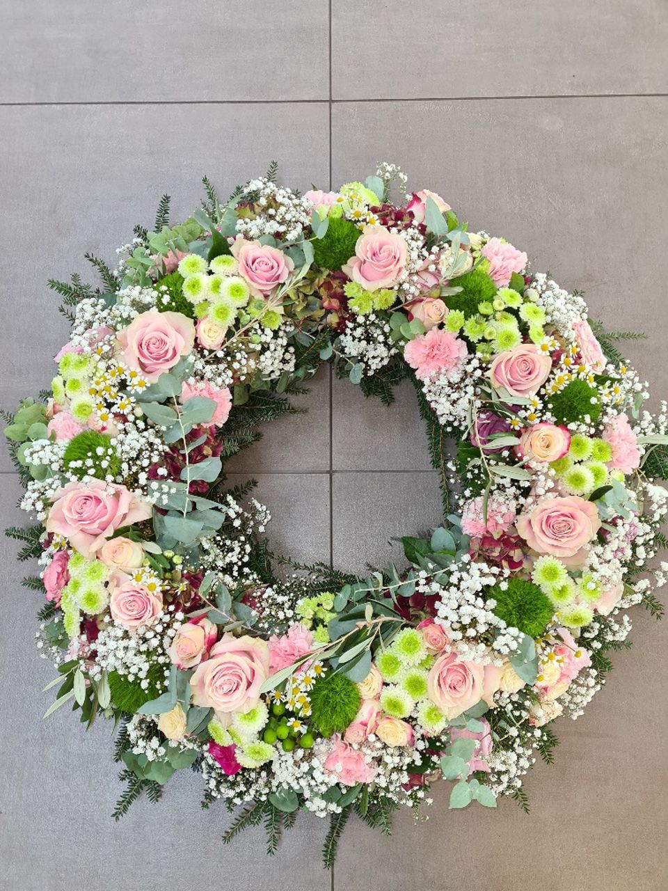 Blumenkranz aus weiße Blumen und pinke Rosen