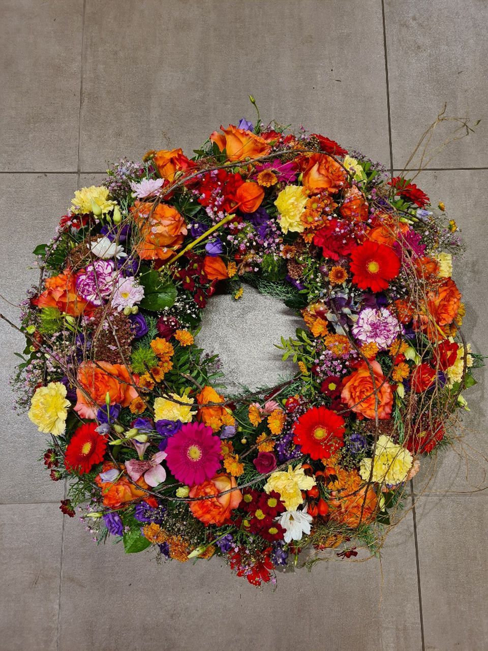 Blumenkranz mit gelben und orangefarbene Blumen