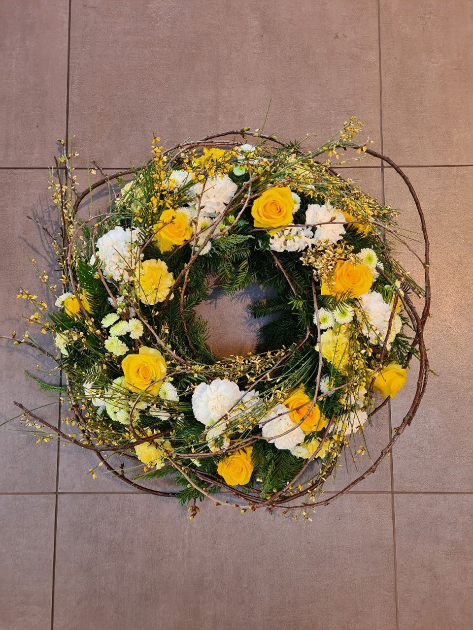 Blumenkranz mit gelben Blumen