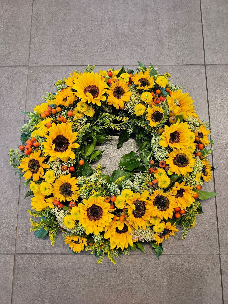 Blumenkranz aus gelben Sonnenblumen