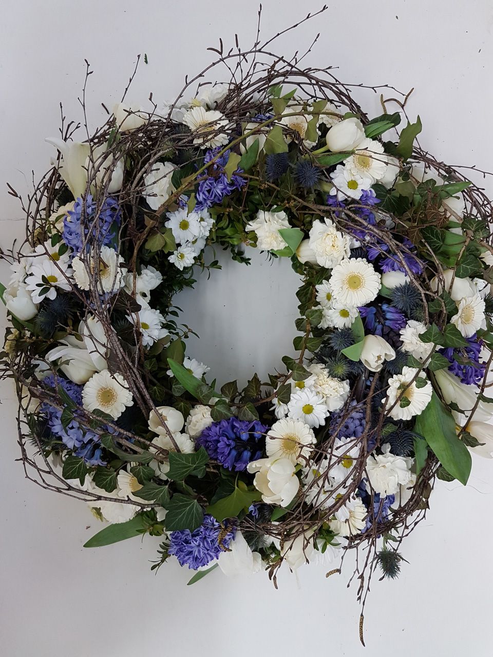 Blumenkranz aus weißen und blauen Blumen