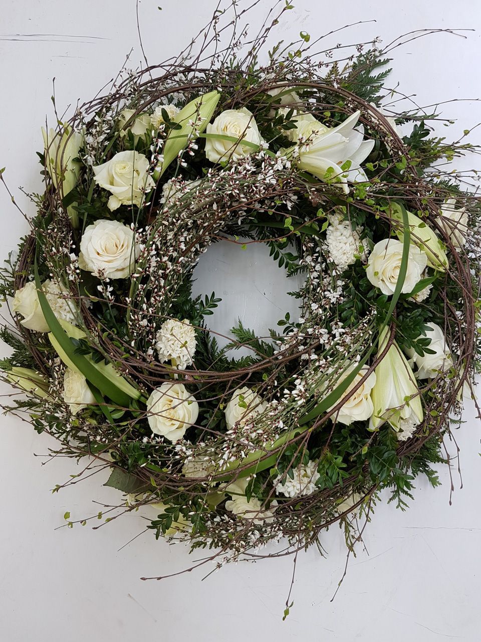 Blumenkranz aus weißen Blumen