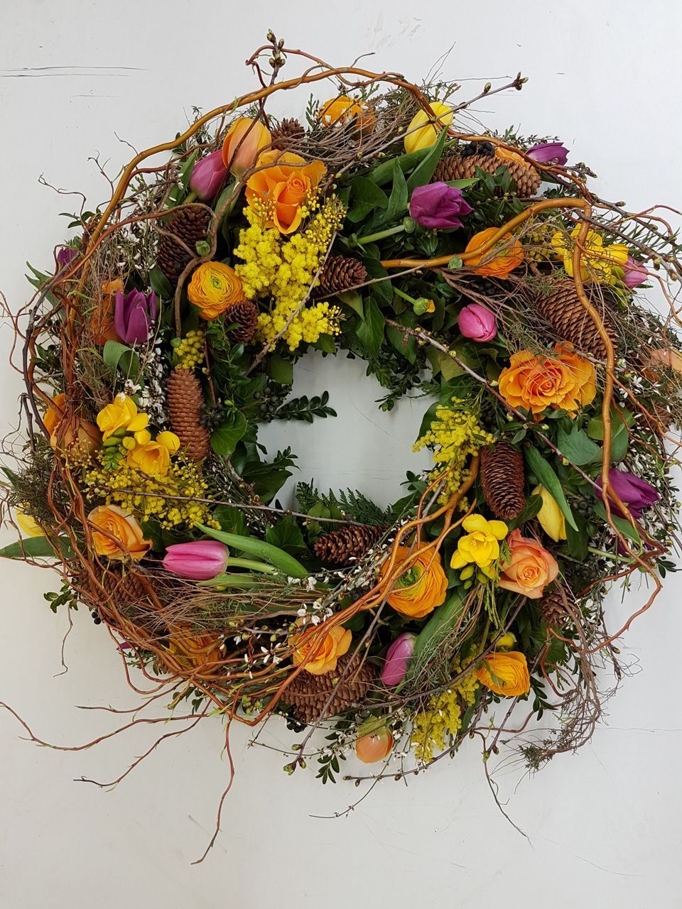 Blumenkranz aus gelben und orangefarbene Blumen