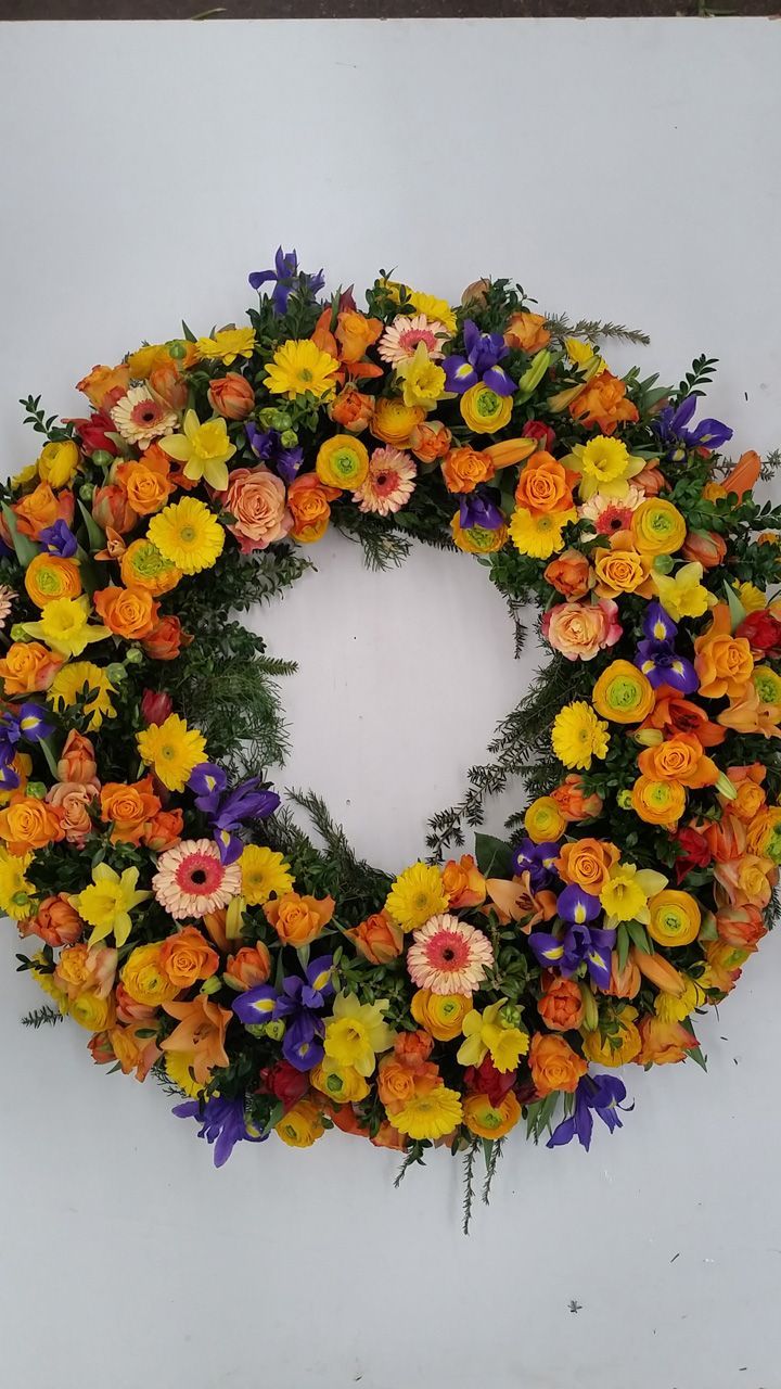 Blumenkranz  aus gelben und orangefarbene Blumen