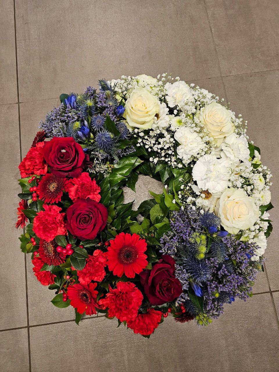 Blumenkranz aus roten Blumen