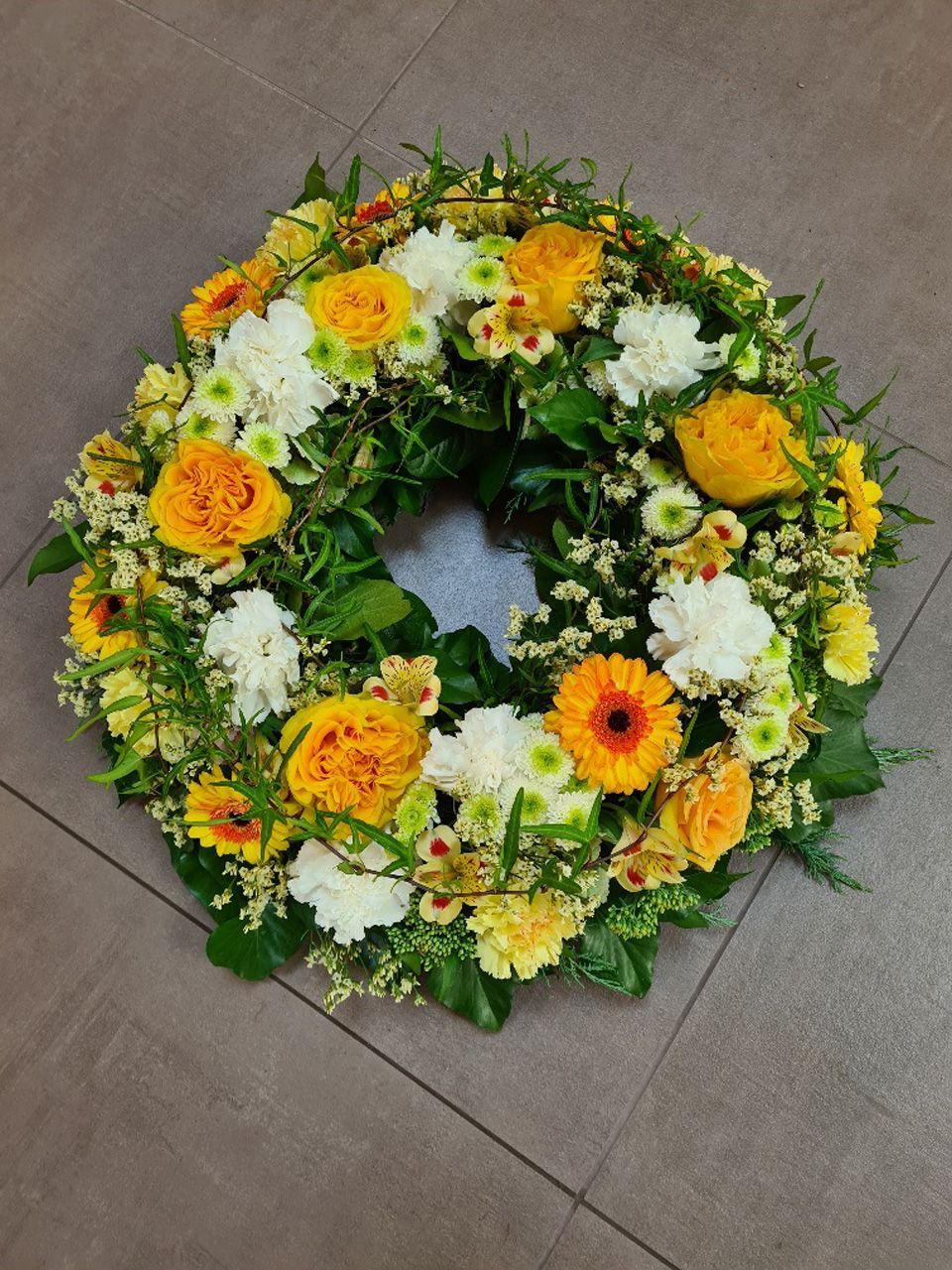 Blumenkranz aus gelben und orangefarbene Blumen