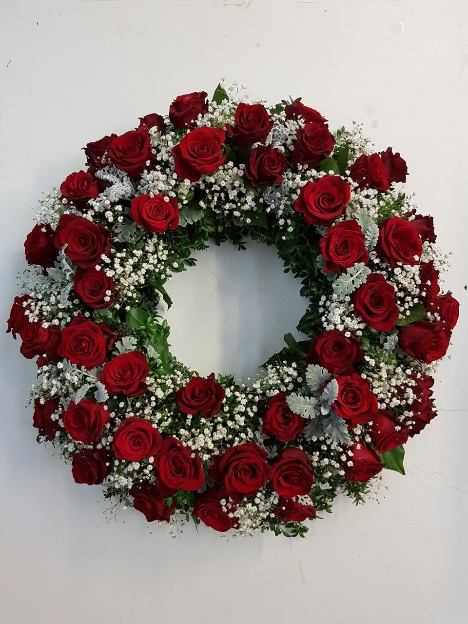 Blumenkranz aus roten Rosen