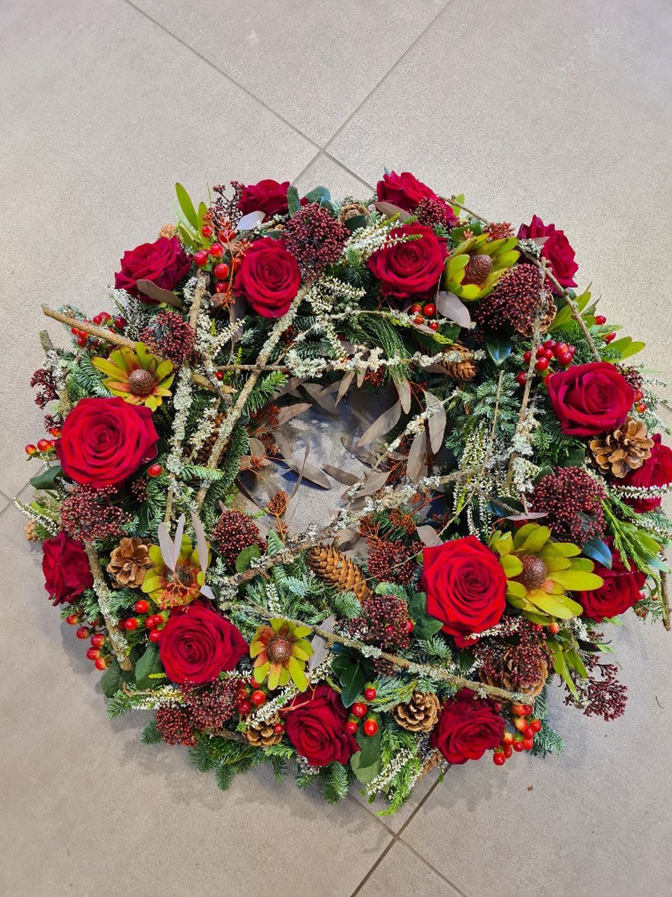 Blumenkranz aus roten Rosen