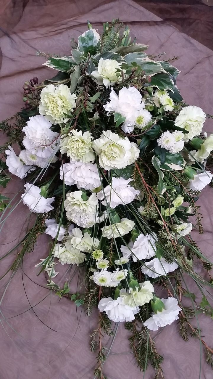 Liegestrauß aus weißen Blumen