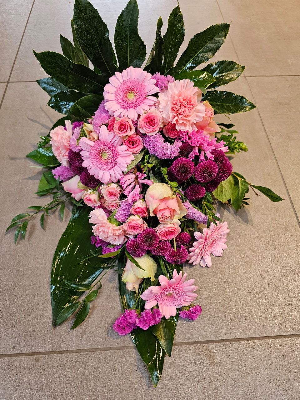 Liegestrauß aus pinken Blumen