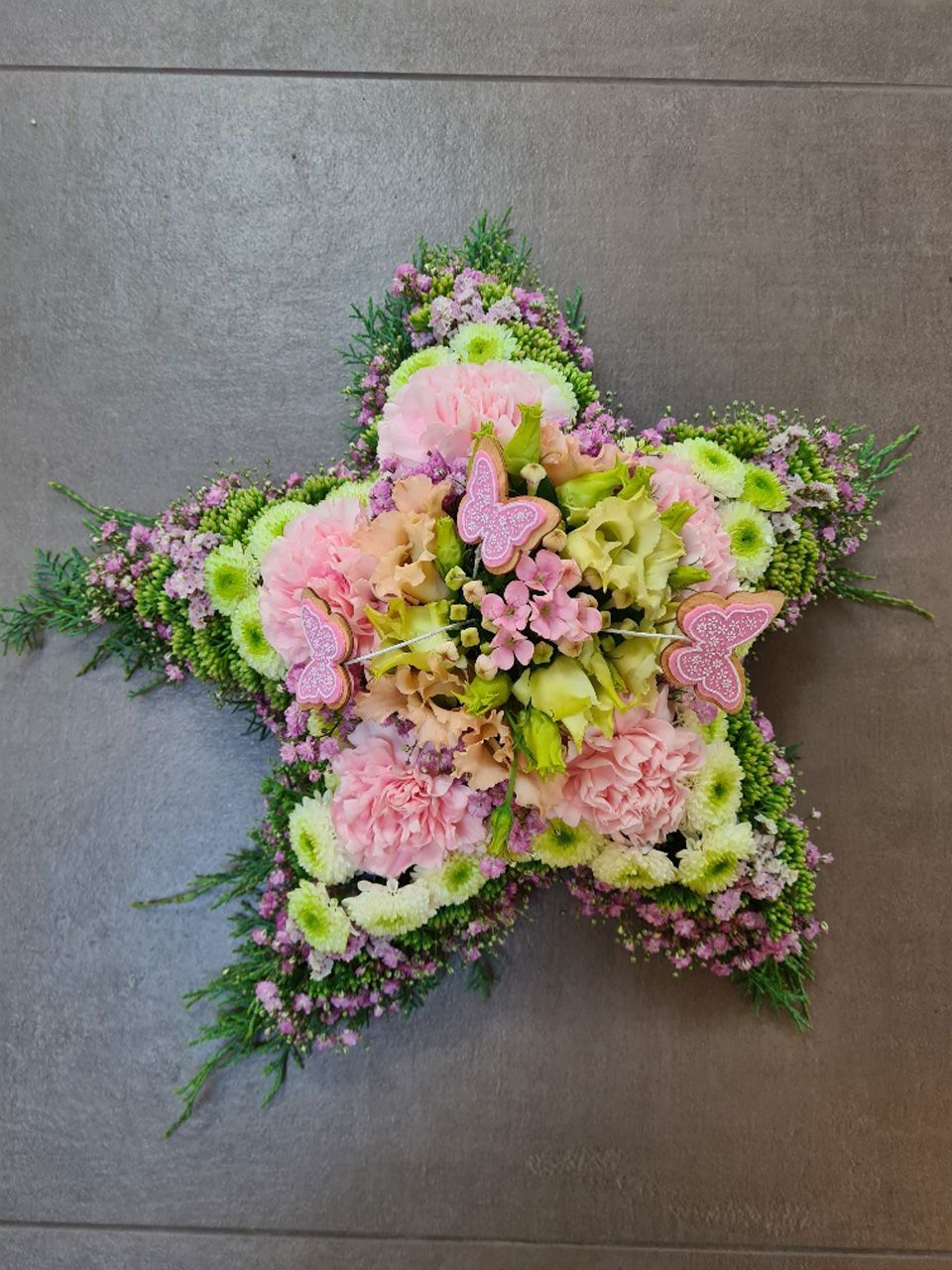 Sonderanfertigung aus pinken und grünen Blumen