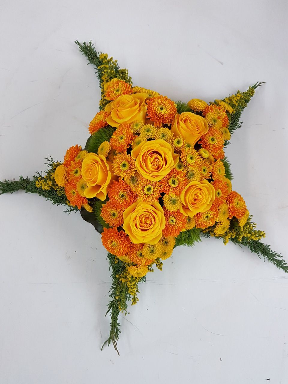 Sonderanfertigung Orangefarbene Blumen im Form von einem Stern